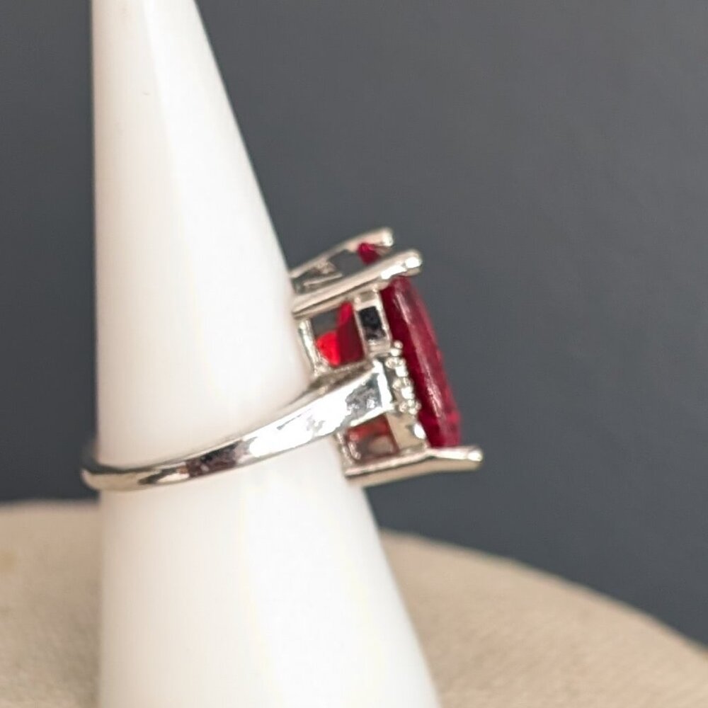 Large red glass statement ring - Picture 3 of 12